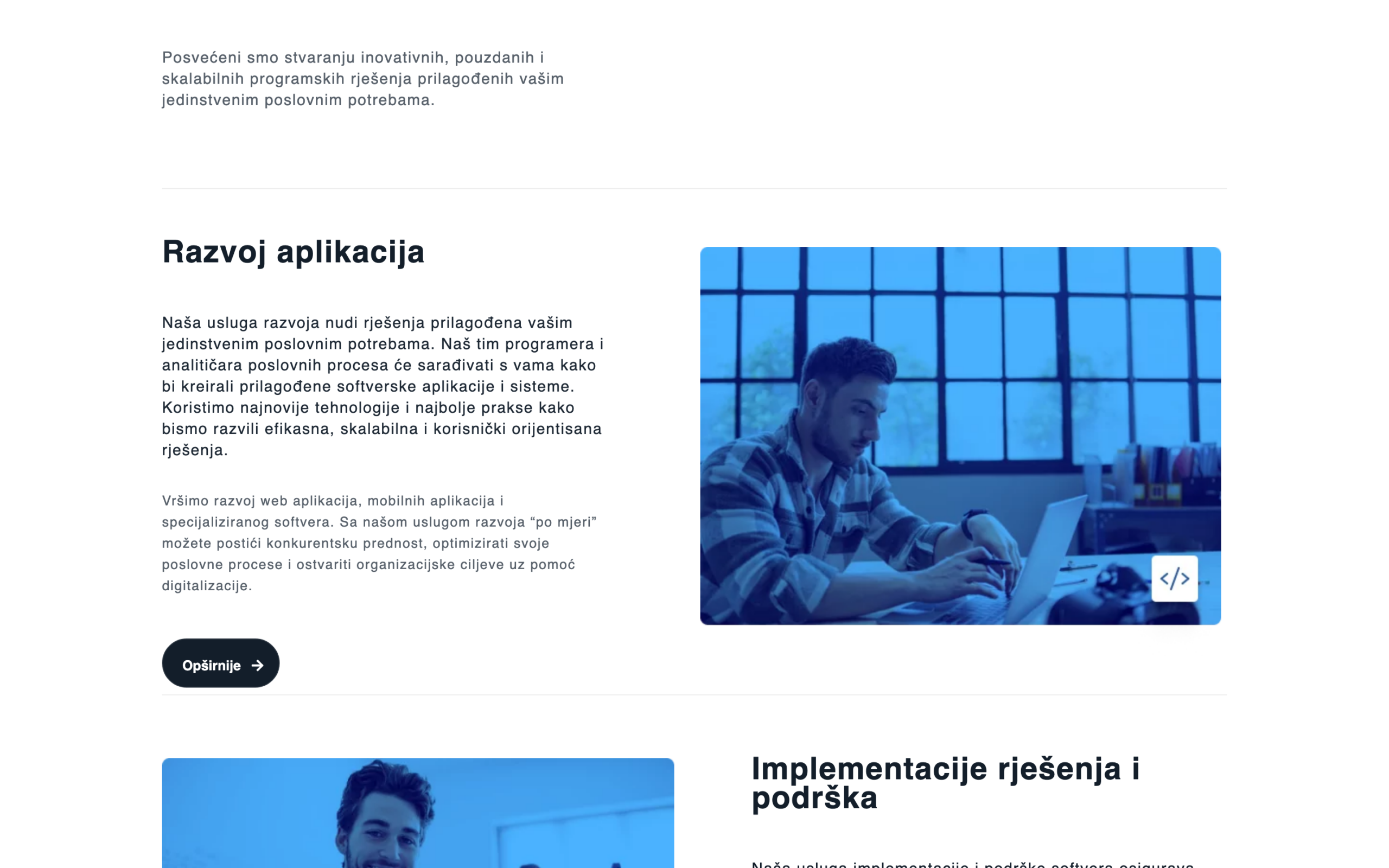 The'Razvojaplikacija'application-developmentserviceblockwithdescriptivecopybesideablue-tonedphotoofadeveloperatalaptopwithacode-bracketicon